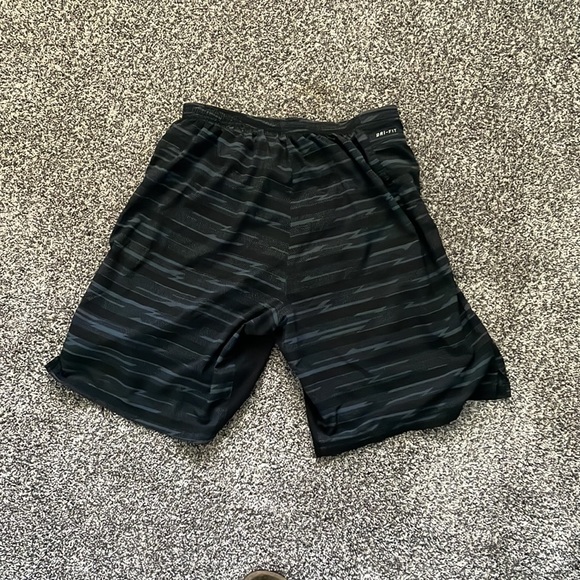 Nike M linered athletic shorts - Picture 2 of 2